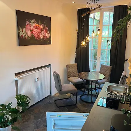 Zentrumsnahes Mit Terrasse Und Parkplatz * Hannover